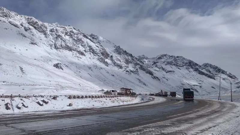 Cientos de camioneros varados, hielo en calzada y la Ruta 7 sigue intransitable
